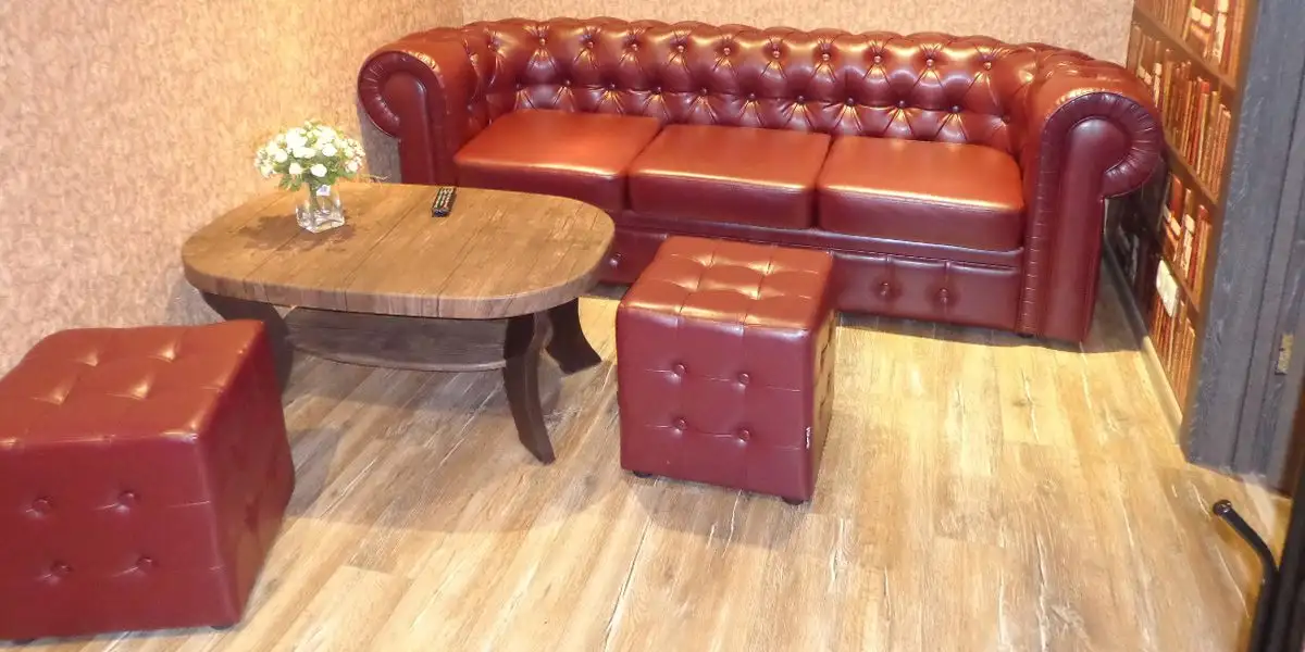 Мягкая мебель в хостел «Amigos»