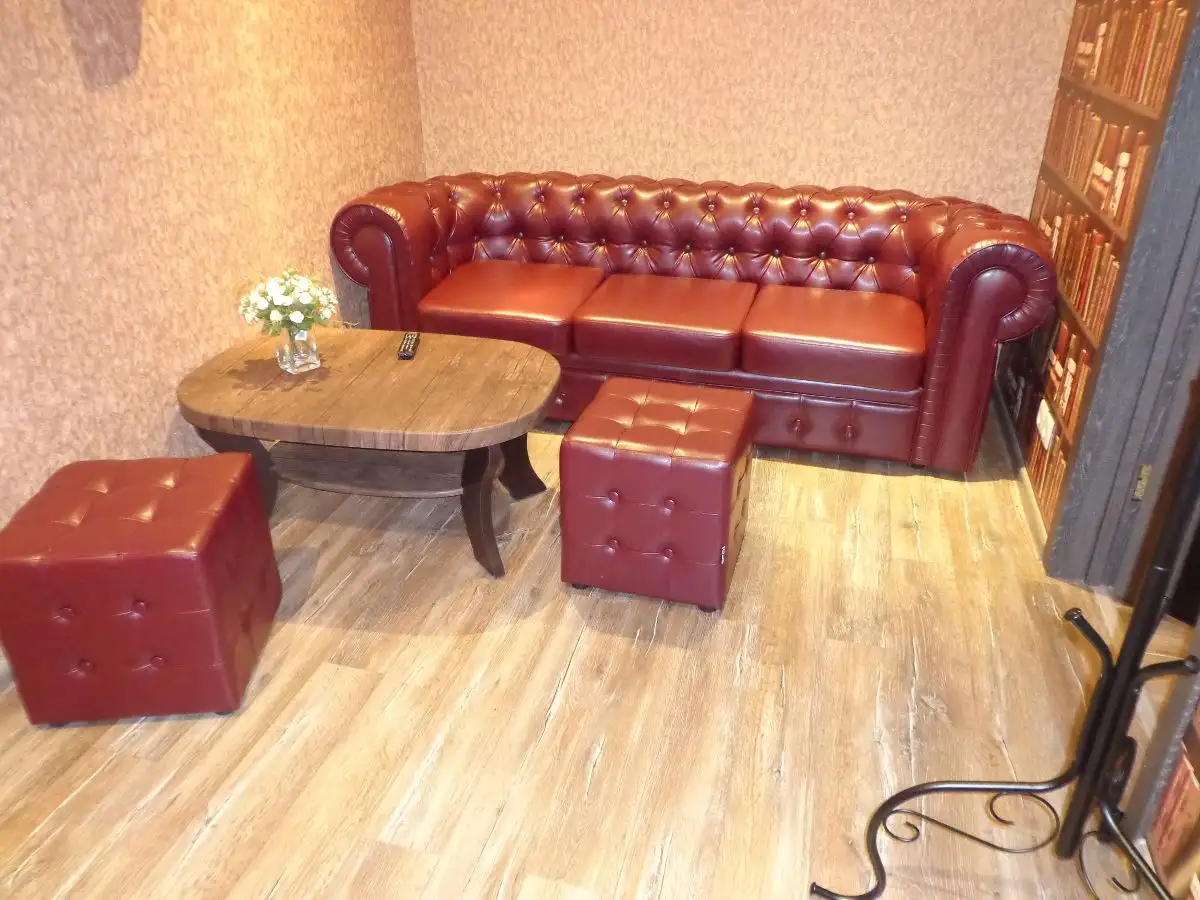 Мягкая мебель в хостел «Amigos»