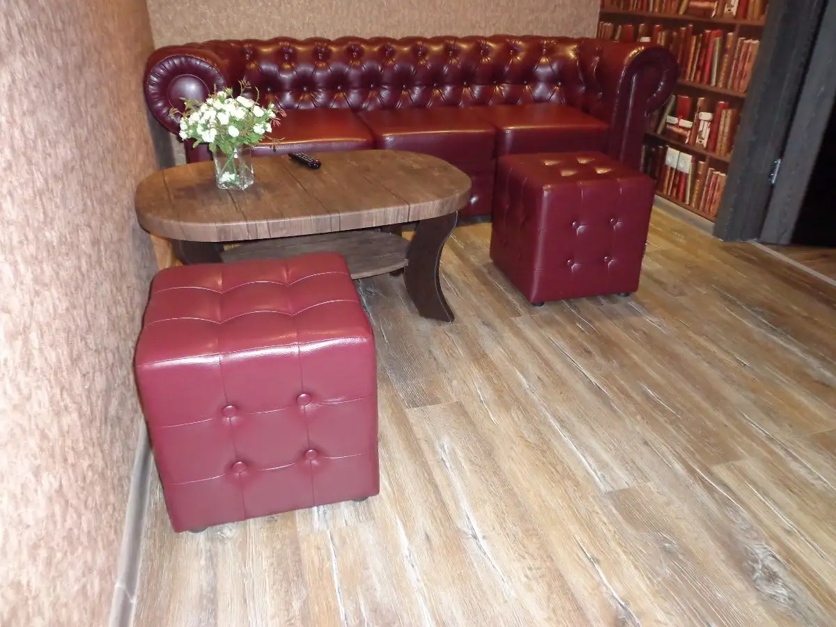 Мягкая мебель в хостел «Amigos»