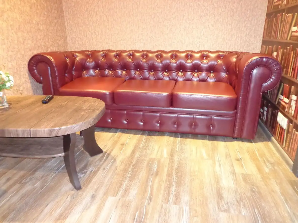 Мягкая мебель в хостел «Amigos»