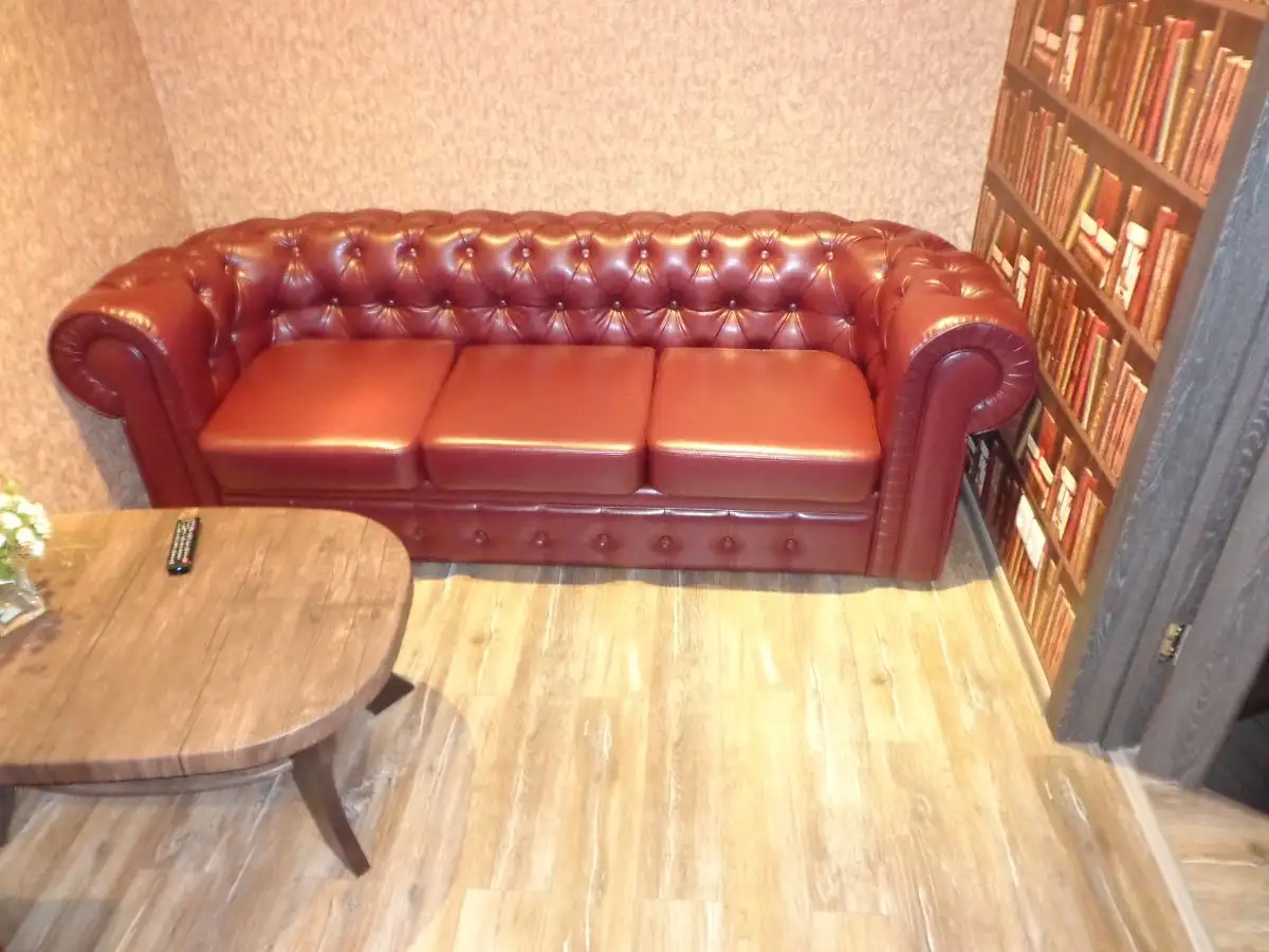 Мягкая мебель в хостел «Amigos»