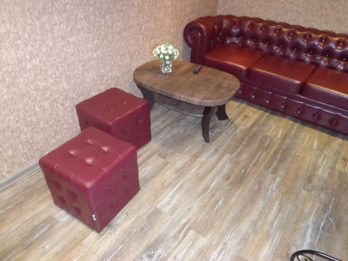 Мягкая мебель в хостел «Amigos»