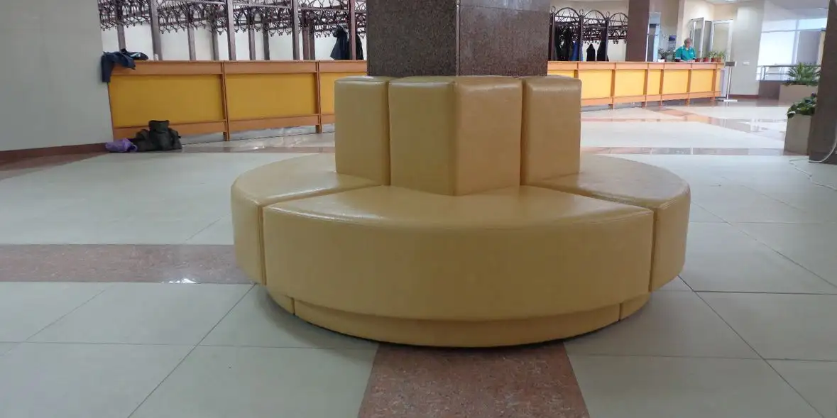 Диваны вокруг колонны для СФУ