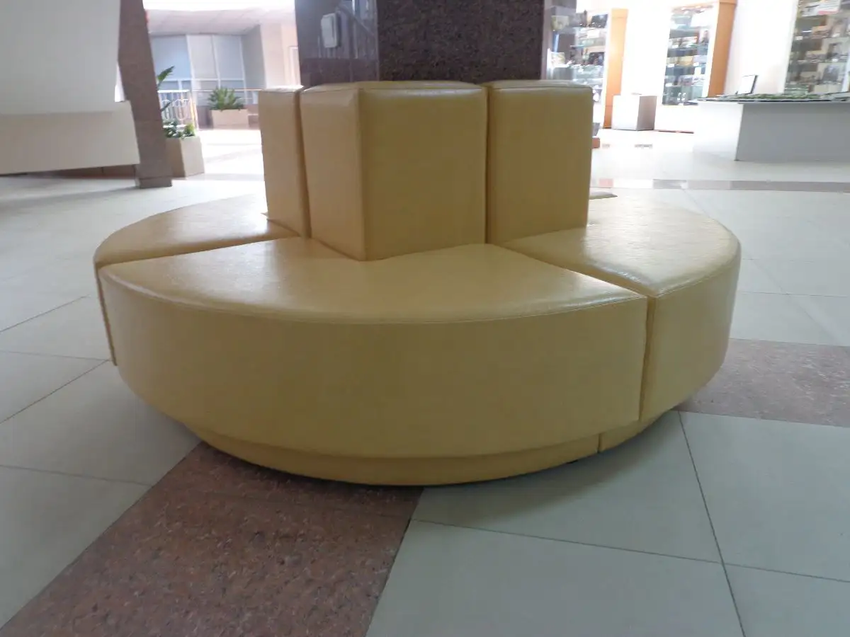 Диваны вокруг колонны для СФУ