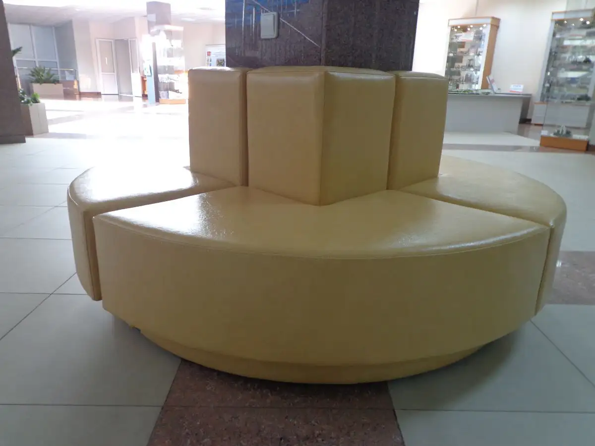 Диваны вокруг колонны для СФУ