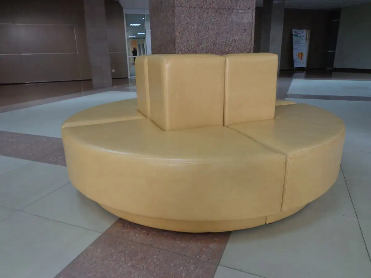 Диваны вокруг колонны для СФУ