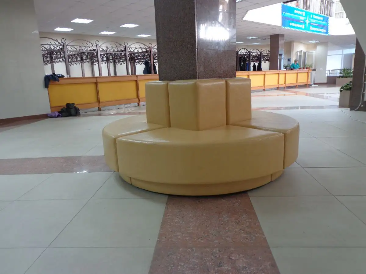 Диваны вокруг колонны для СФУ