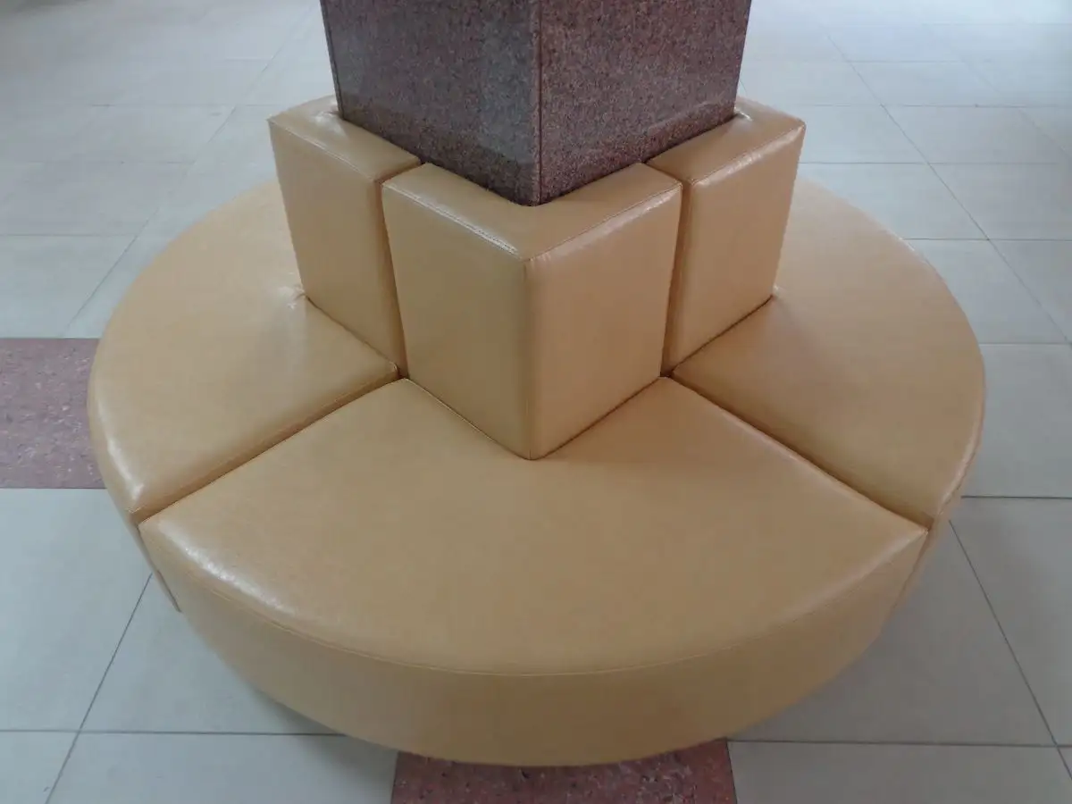 Диваны вокруг колонны для СФУ