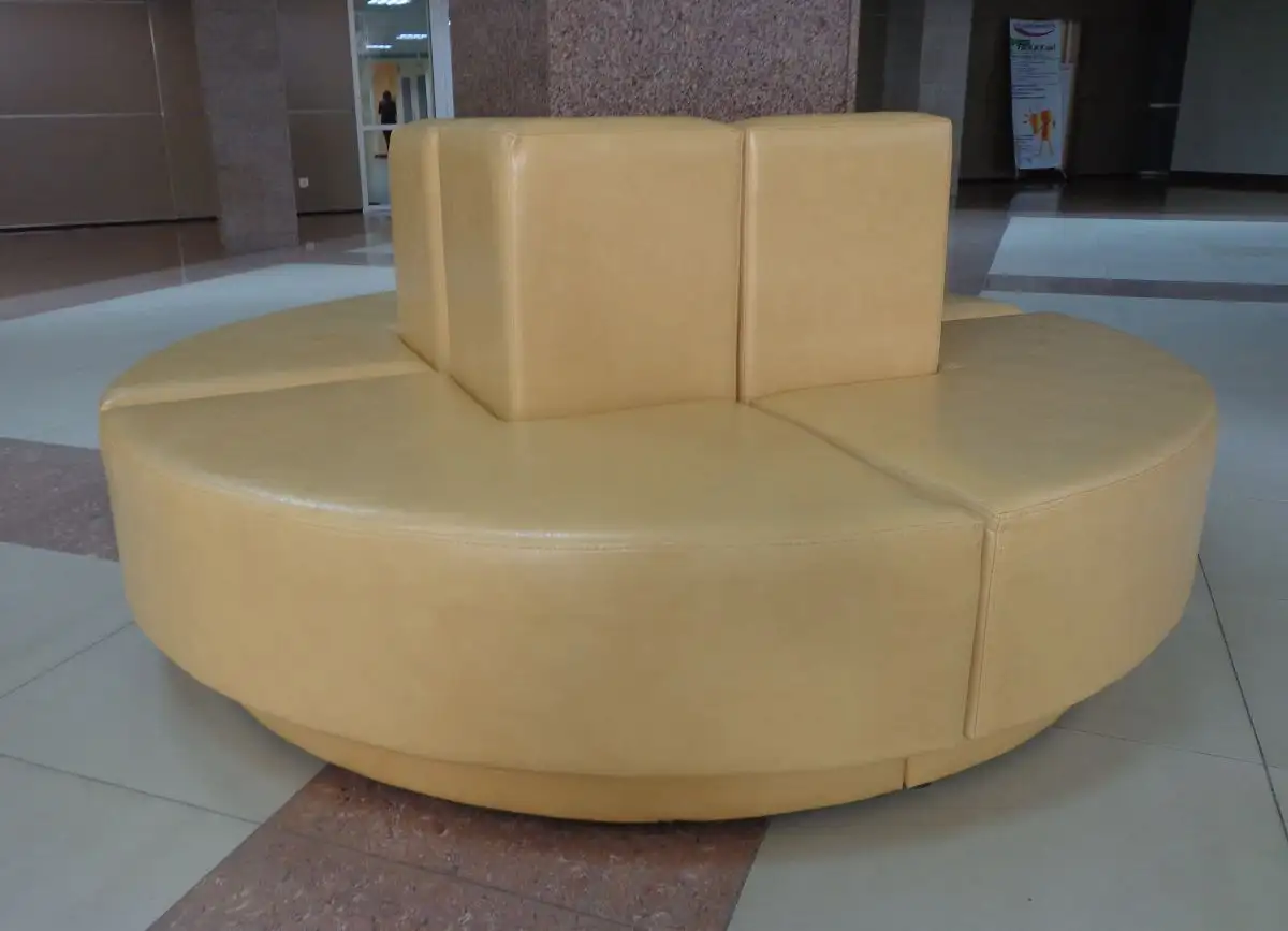 Диваны вокруг колонны для СФУ