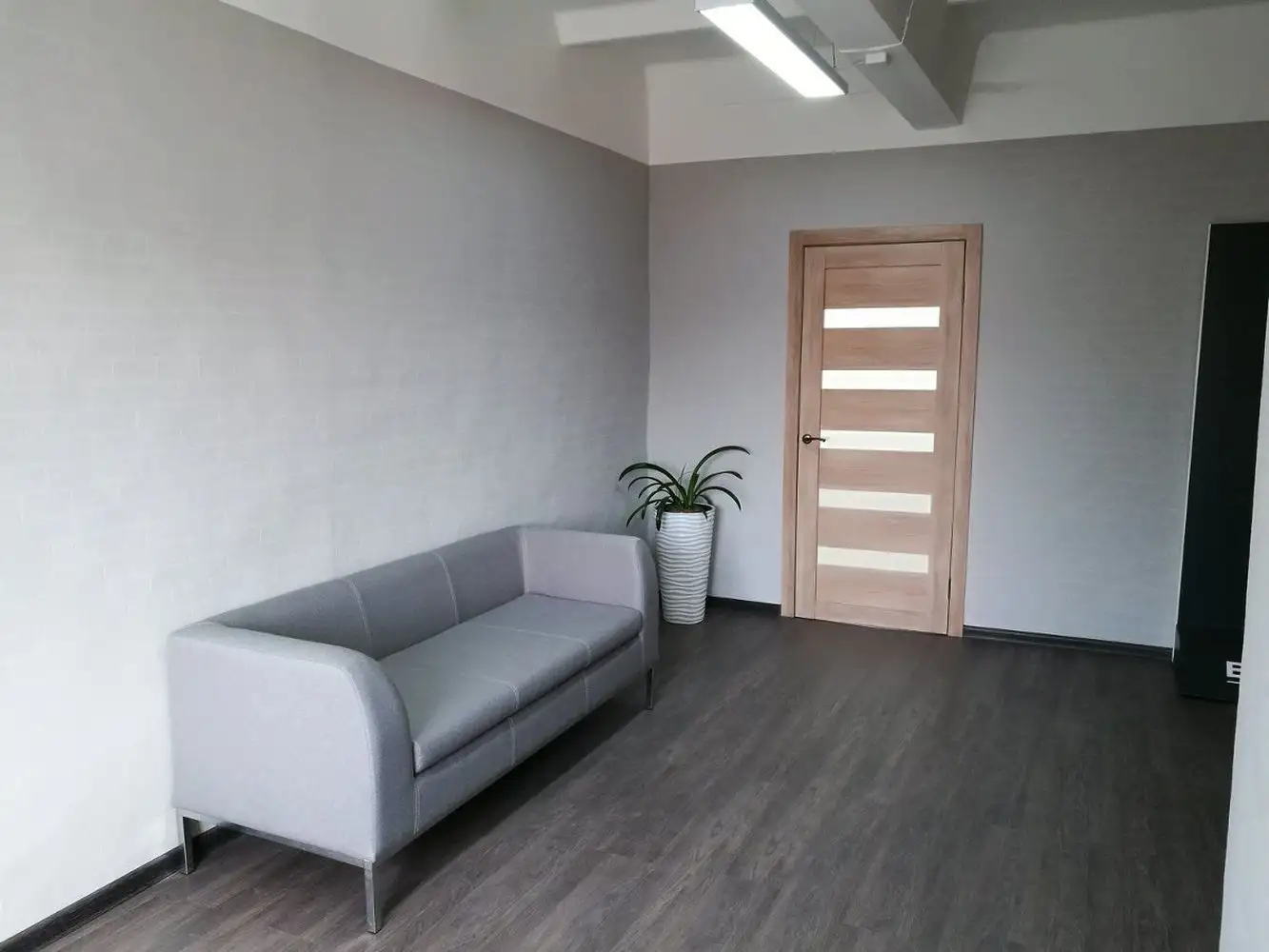 Офисный диван Мадрид с обивкой из ткани