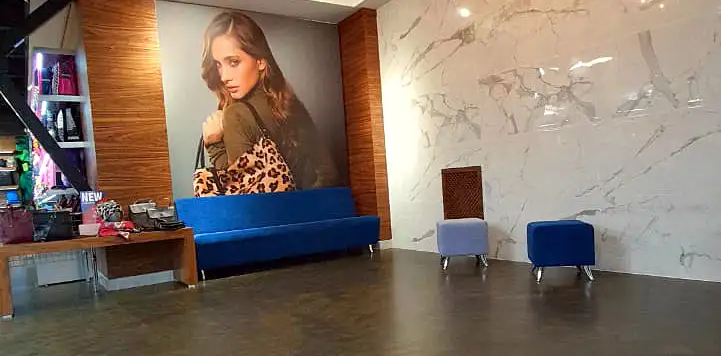 Диваны и пуфы для нового магазина «Мир Сумок»