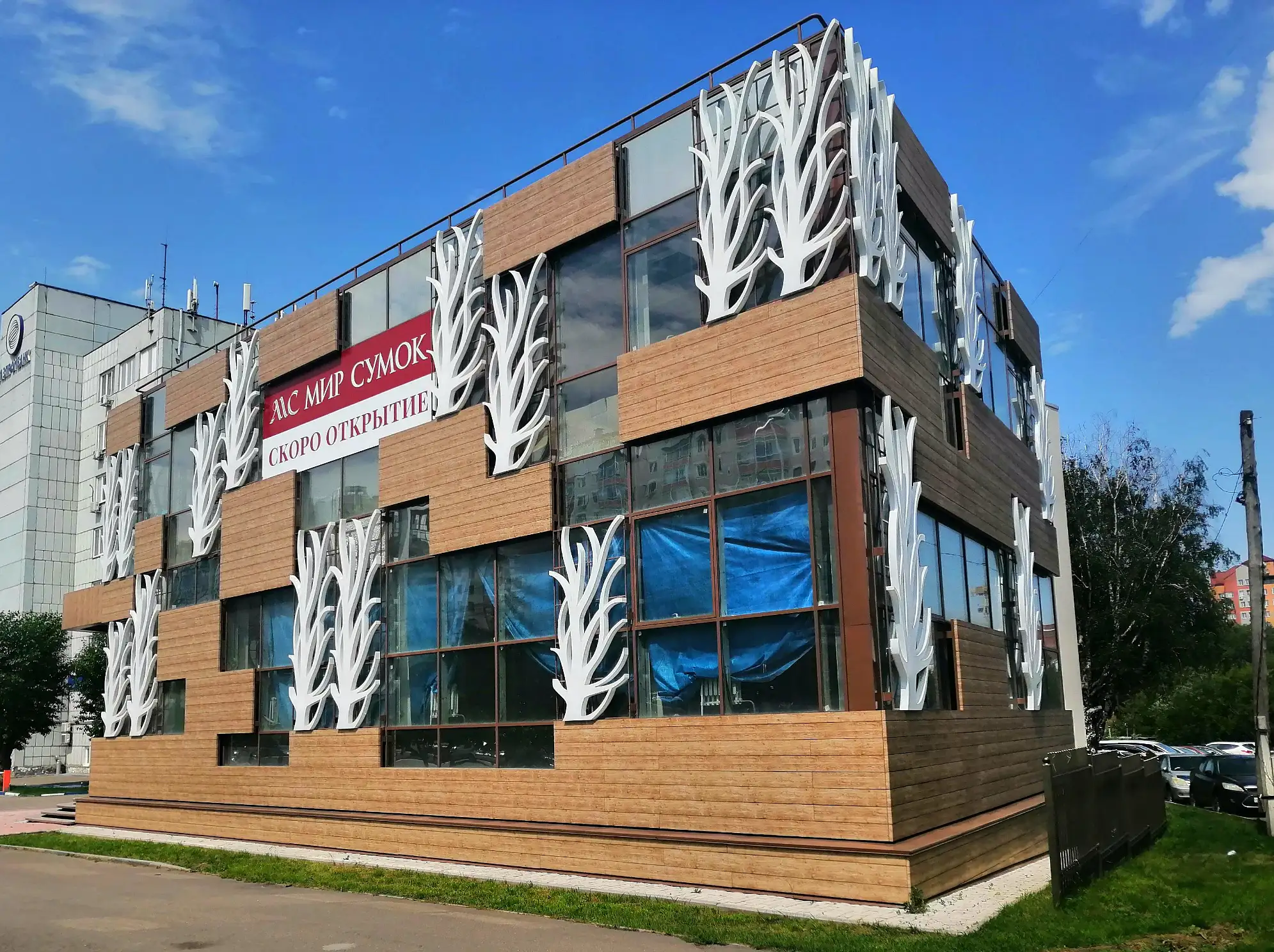 Диваны и пуфы для нового магазина «Мир Сумок»