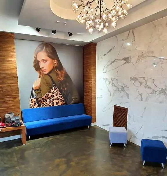 Диваны и пуфы для нового магазина «Мир Сумок»