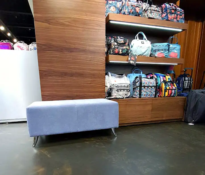 Диваны и пуфы для нового магазина «Мир Сумок»