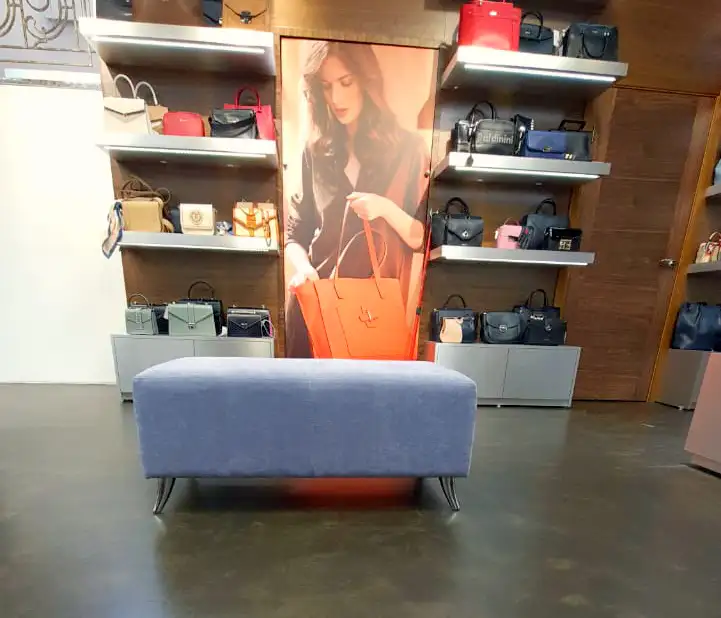 Диваны и пуфы для нового магазина «Мир Сумок»