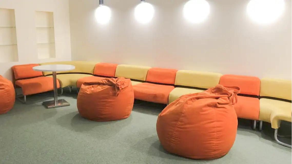 Диваны Ларго и Кресла-мешки Дао для офиса аптечной сети «Губернские аптеки»