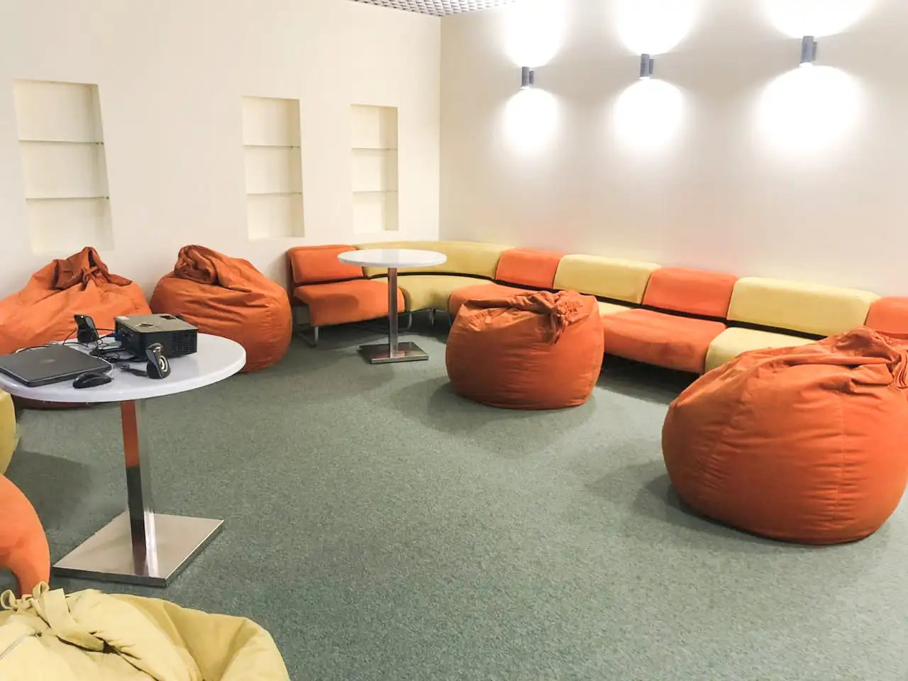 Диваны Ларго и Кресла-мешки Дао для офиса аптечной сети «Губернские аптеки»