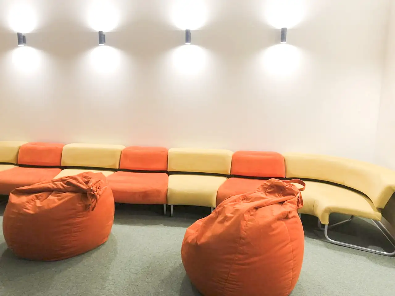 Диваны Ларго и Кресла-мешки Дао для офиса аптечной сети «Губернские аптеки»