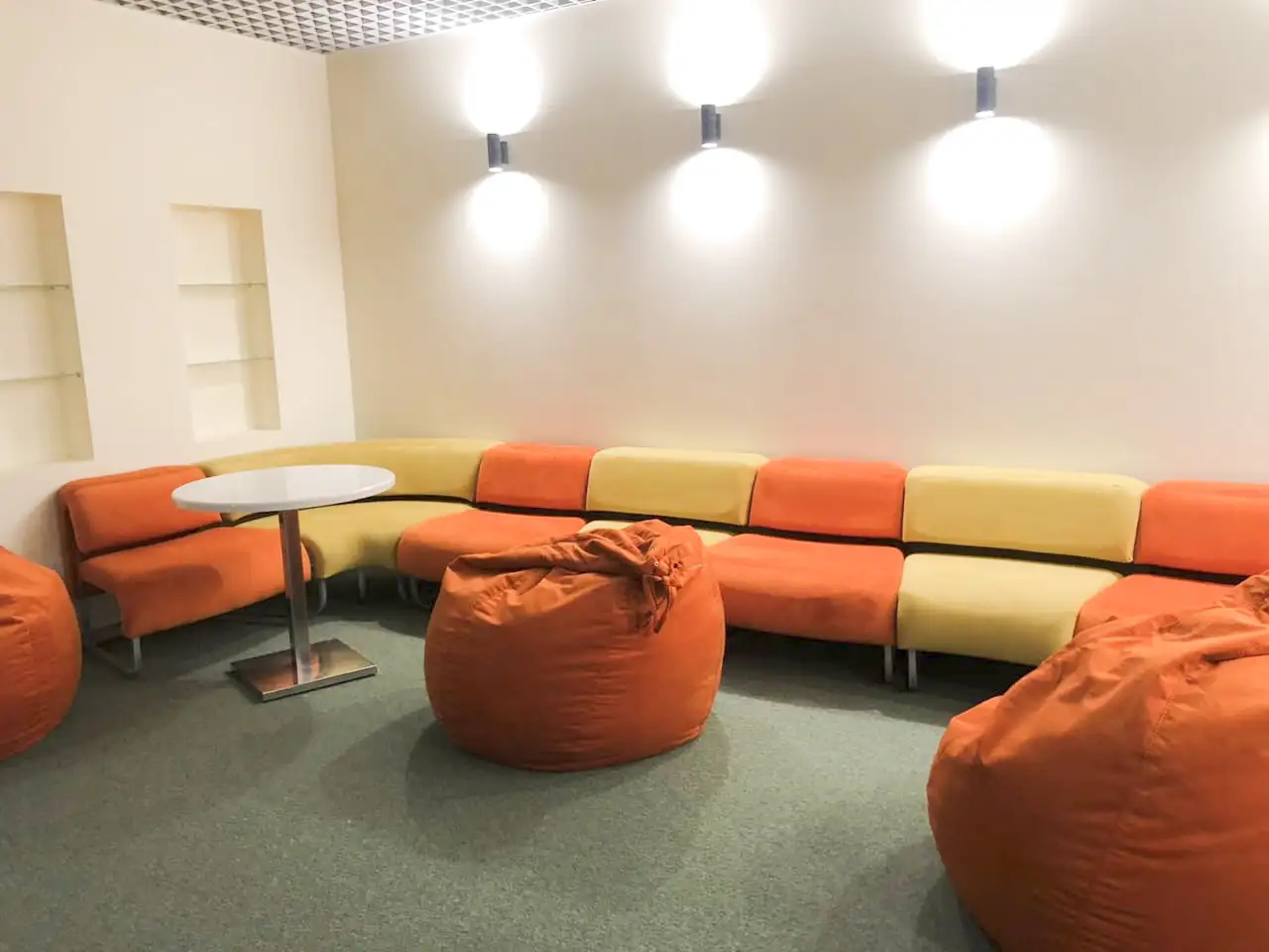 Диваны Ларго и Кресла-мешки Дао для офиса аптечной сети «Губернские аптеки»