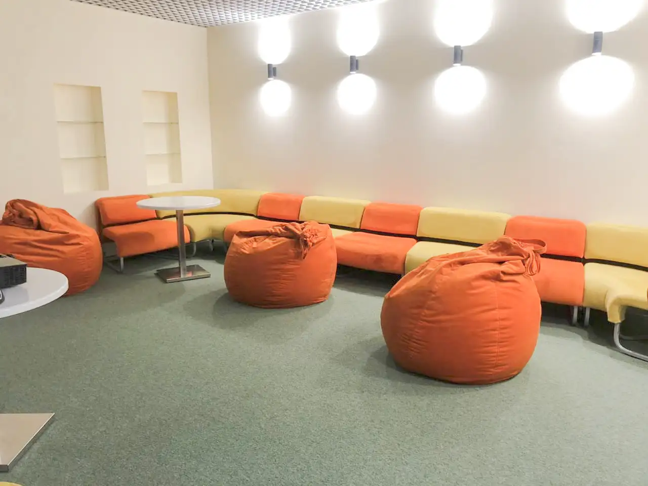 Диваны Ларго и Кресла-мешки Дао для офиса аптечной сети «Губернские аптеки»