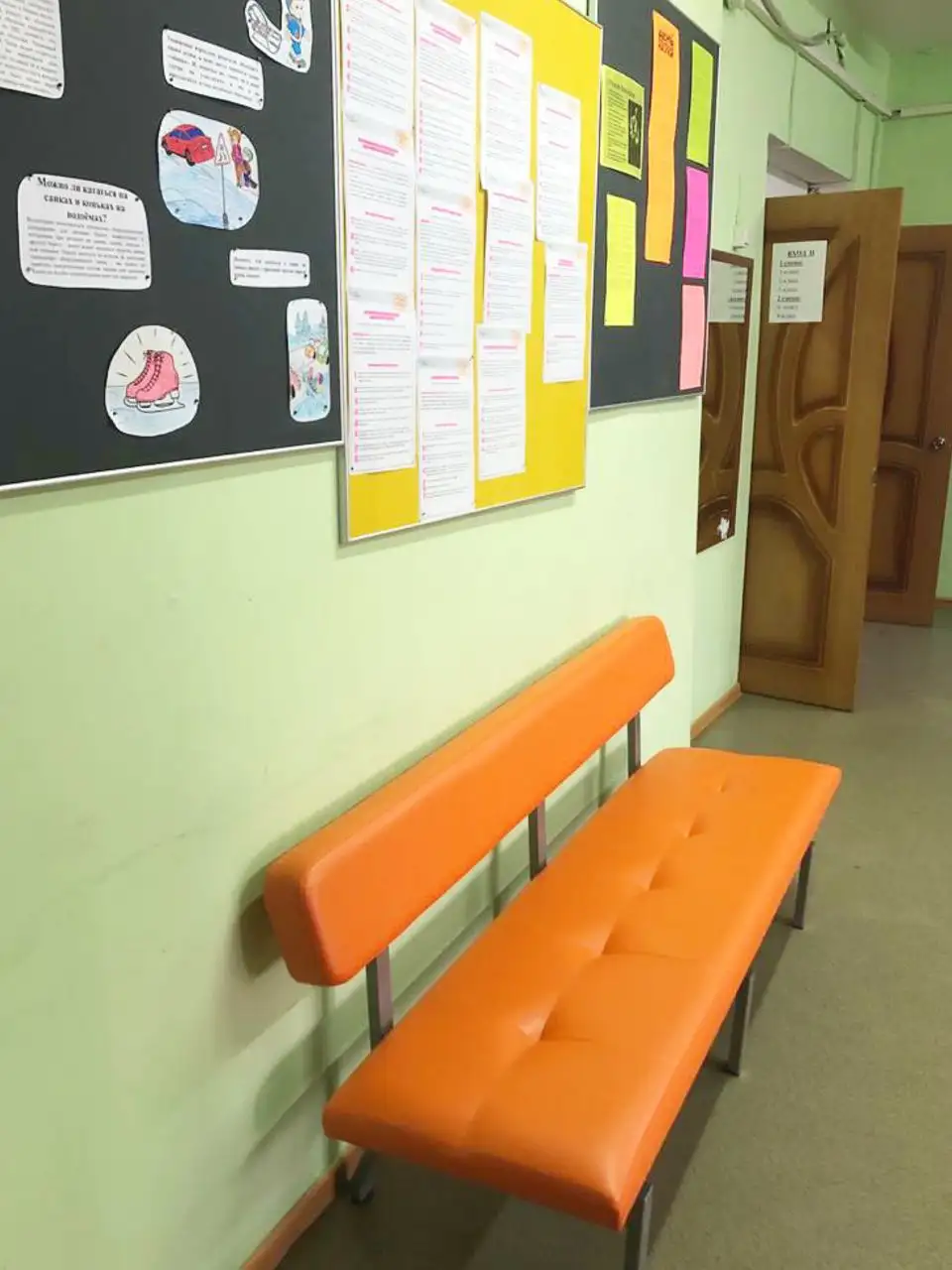 Скамейки Авеню и пуфы Сонет для Богучанской Средней Общеобразовательной школы №2