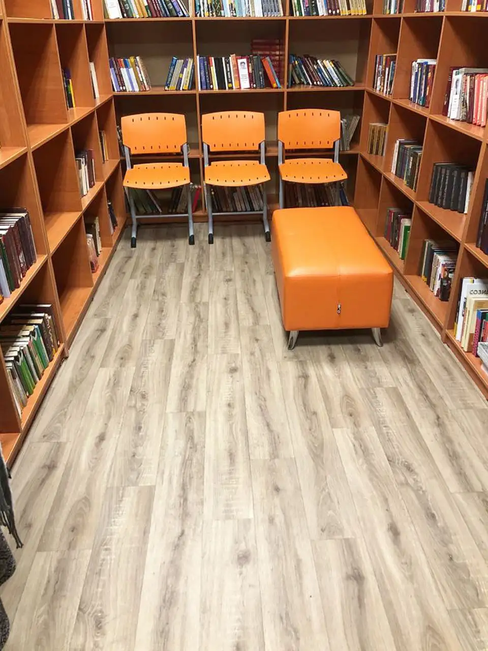 Скамейки Авеню и пуфы Сонет для Богучанской Средней Общеобразовательной школы №2