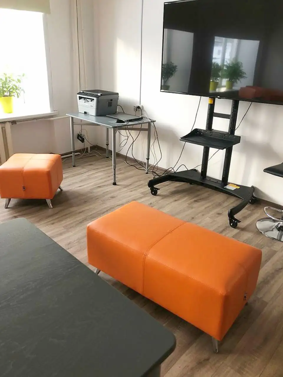 Скамейки Авеню и пуфы Сонет для Богучанской Средней Общеобразовательной школы №2