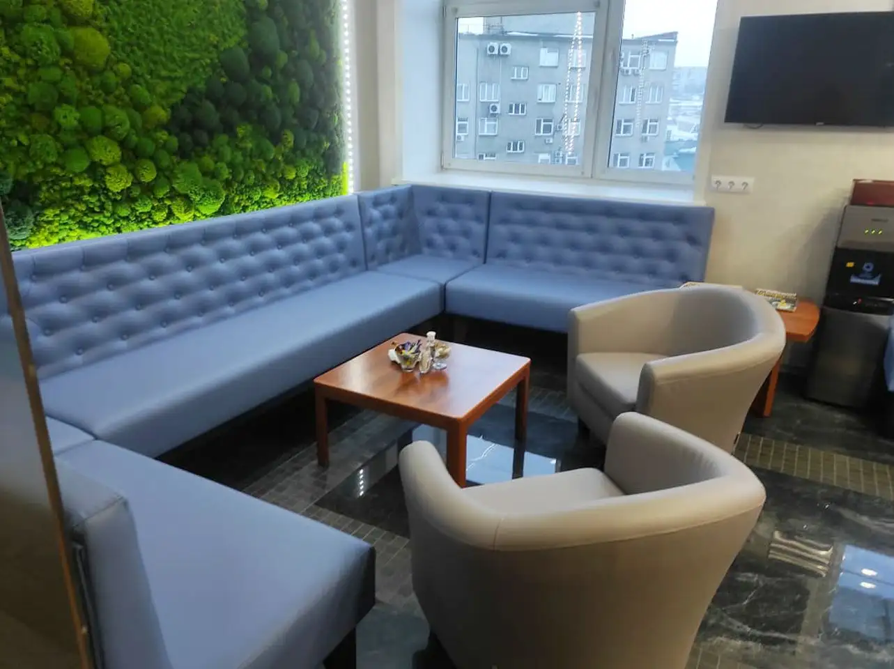 Диваны Олфорд и кресла Соло для комнаты отдыха