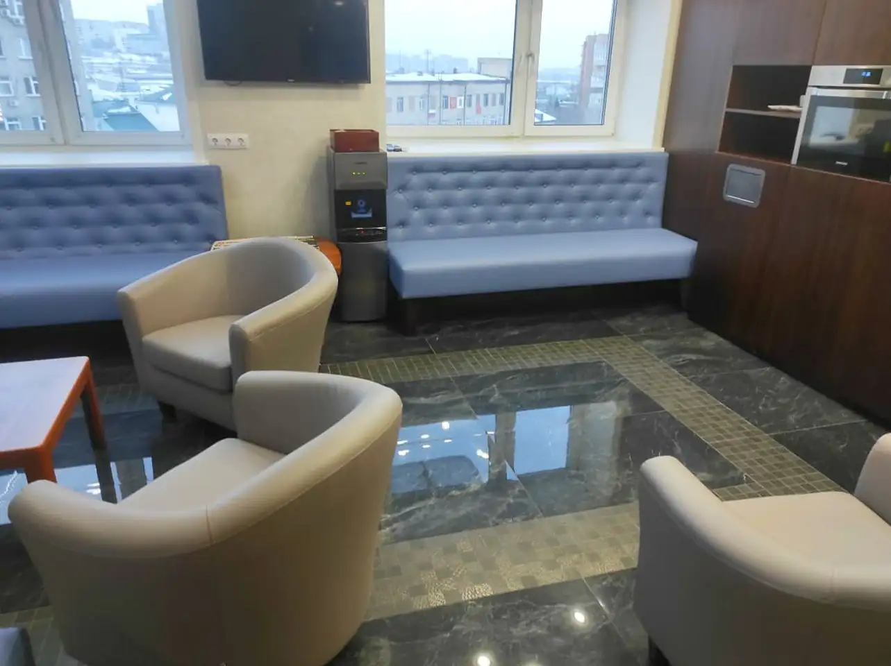 Диваны Олфорд и кресла Соло для комнаты отдыха