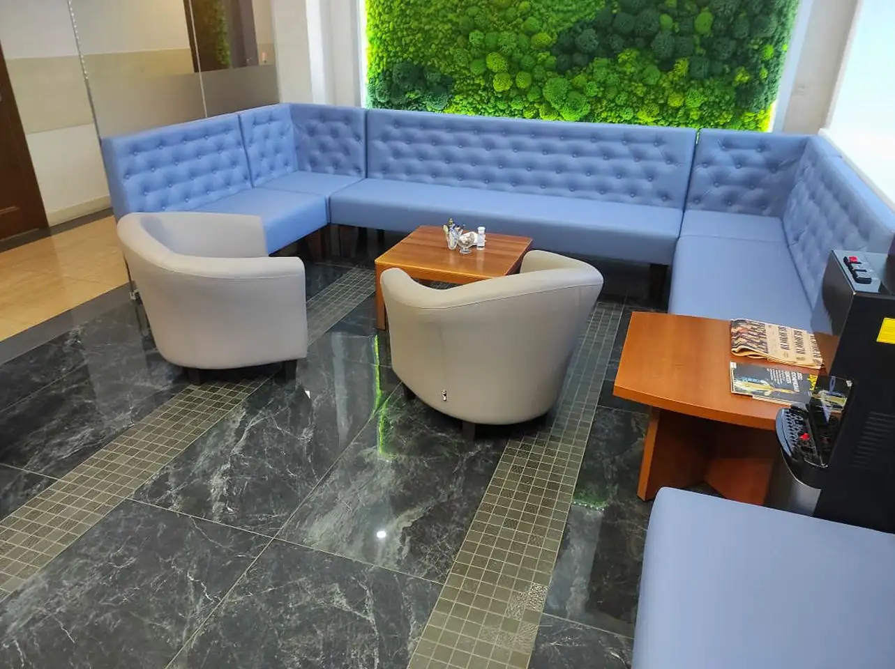 Диваны Олфорд и кресла Соло для комнаты отдыха