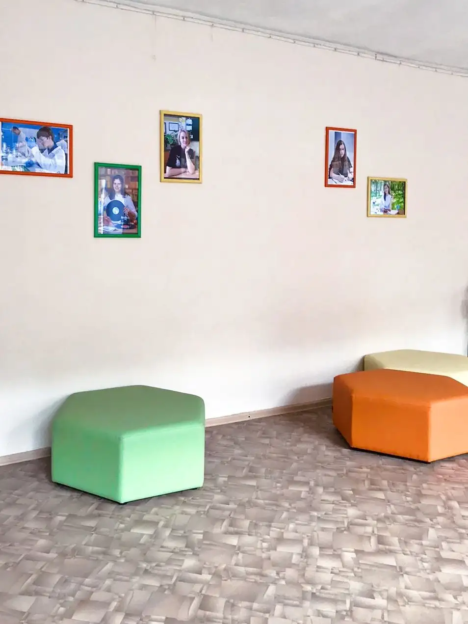 Шестиугольные пуфы для Гимназии №10 имени А. Е. Бочкина, г. Дивногорск