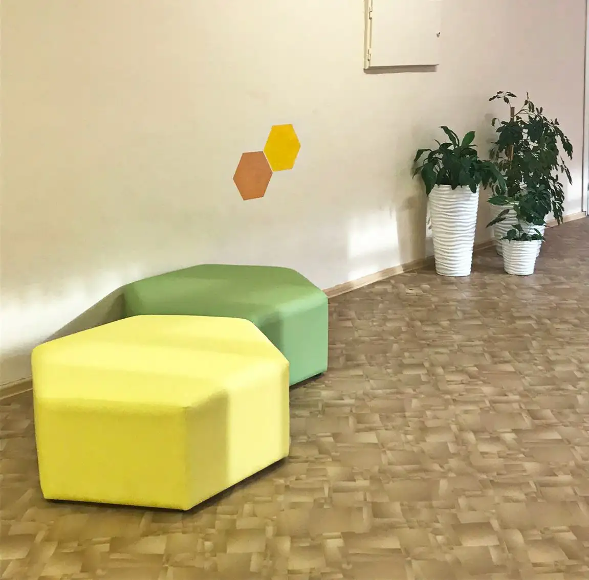 Шестиугольные пуфы для Гимназии №10 имени А. Е. Бочкина, г. Дивногорск