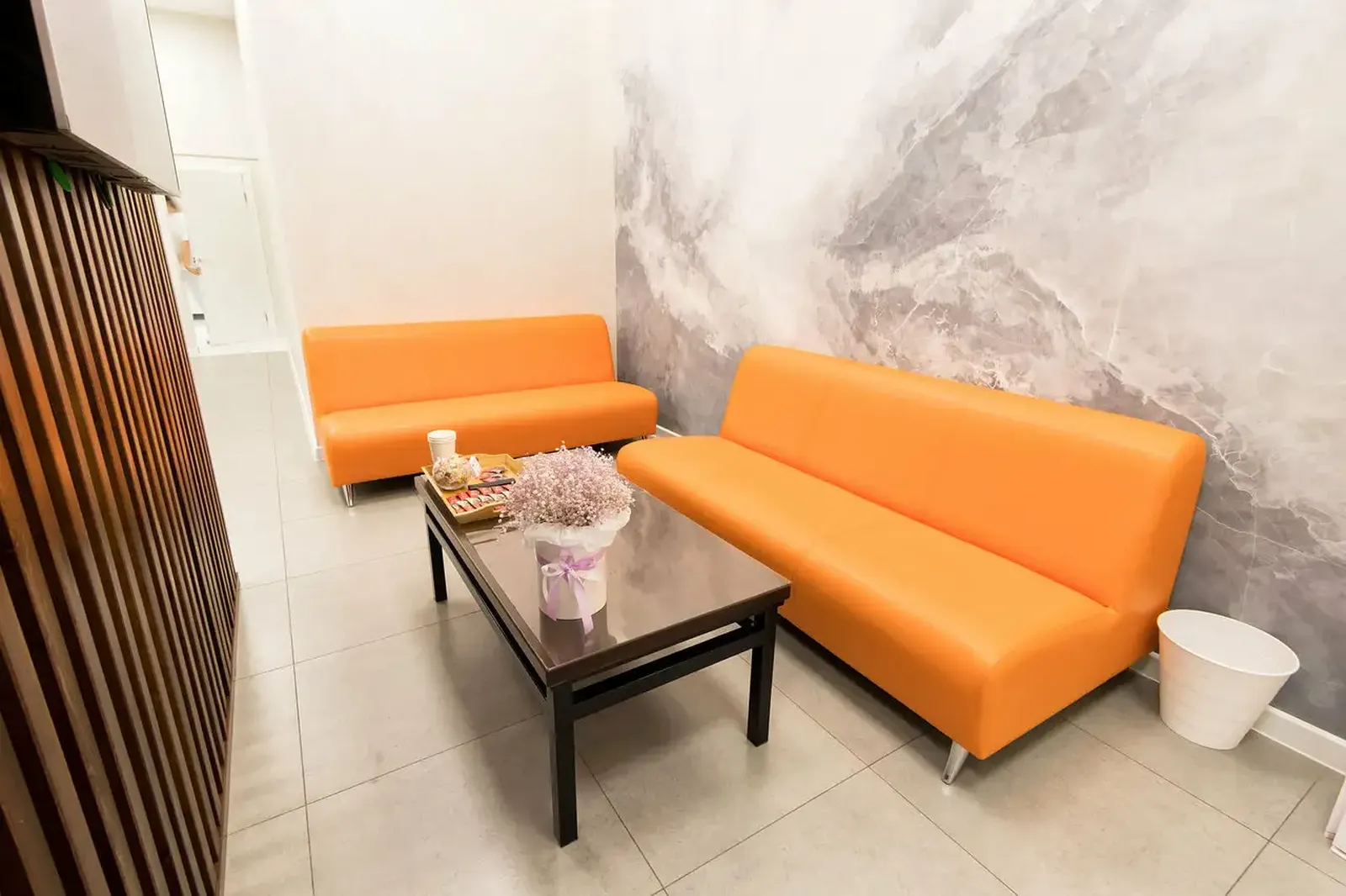 Диваны Прайд и пуф Сонет для клиники Демократ