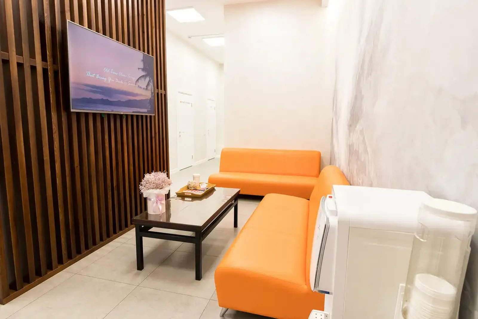 Диваны Прайд и пуф Сонет для клиники Демократ