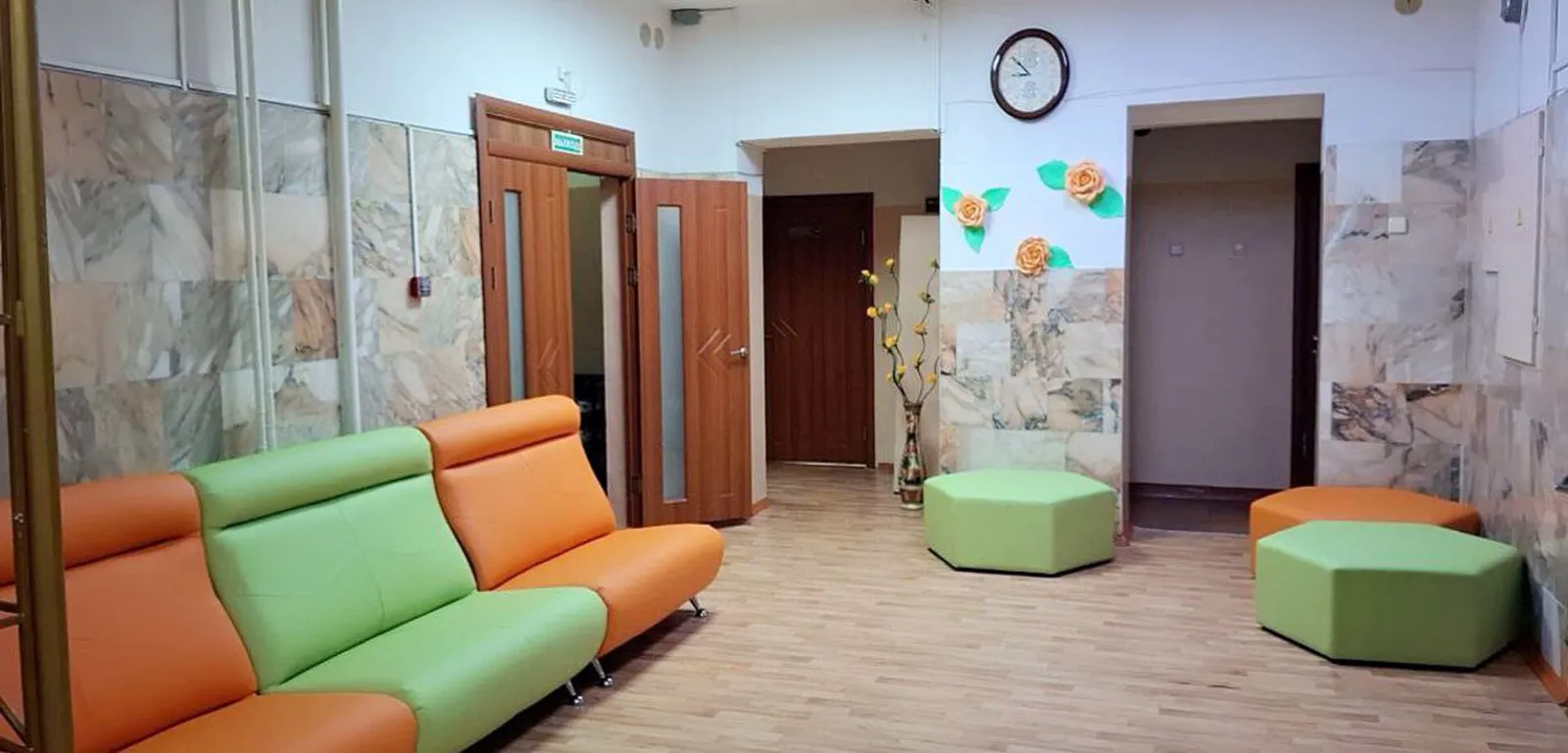 Диваны Флайт и шестигранные пуфы для детского дома