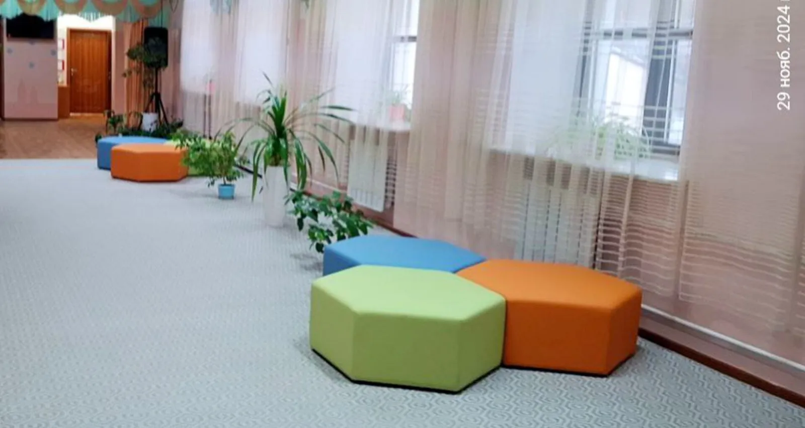 Диваны Флайт и шестигранные пуфы для детского дома