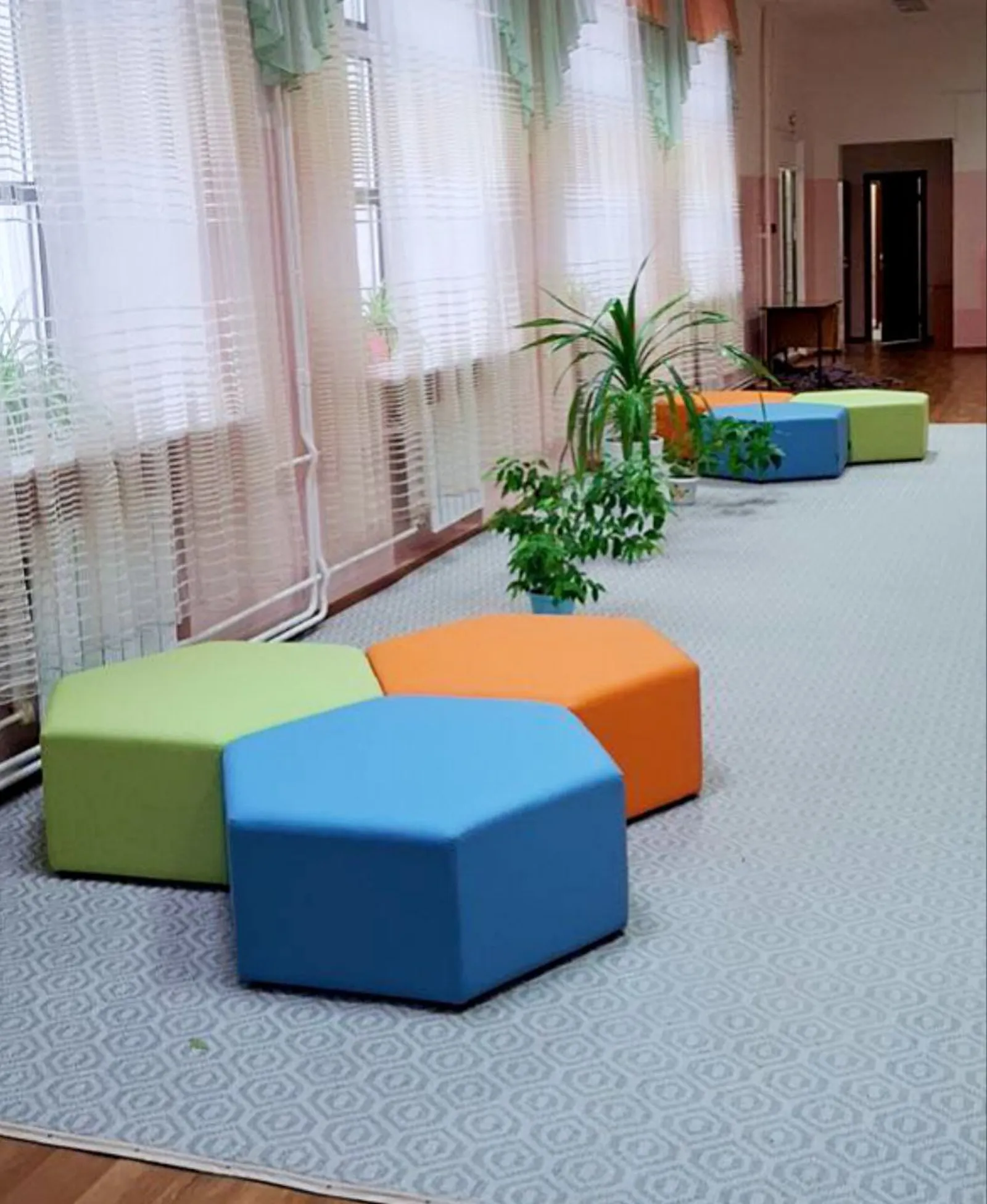 Диваны Флайт и шестигранные пуфы для детского дома