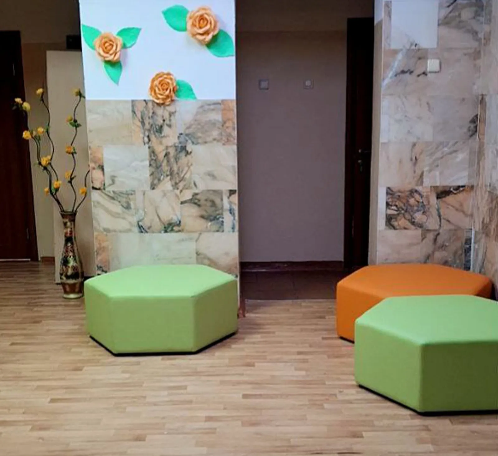 Диваны Флайт и шестигранные пуфы для детского дома